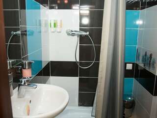 Гостиница Арго Архангельск Cемейный номер с собственной ванной комнатой-11